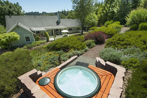 Outdoor spa tub