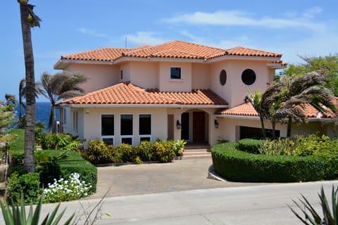 Casa Cascada, 4 bedroom oceanfront villa with pool in West Bay