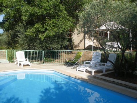 CABRIERES D'AVIGNON vacation rental, comfortable house for rent, pool for 6 people. Online reservation with Plaisirs & Maisons de Provence