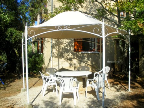 CABRIERES D'AVIGNON vacation rental, comfortable house for rent, terrace for 6 people. Online reservation with Plaisirs & Maisons de Provence