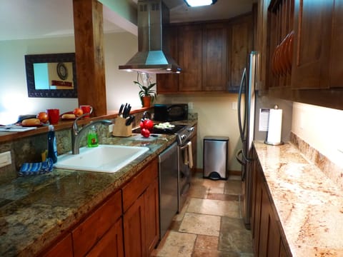 Private kitchen | Fridge, microwave, oven, stovetop