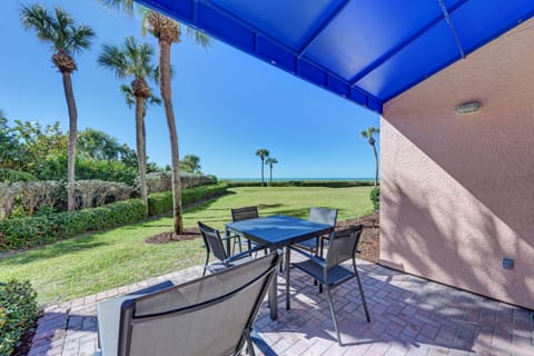 Walk 25 seconds to the Beach between the two Palm Tree's from your Patio!