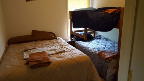 Travel crib, free WiFi, bed sheets