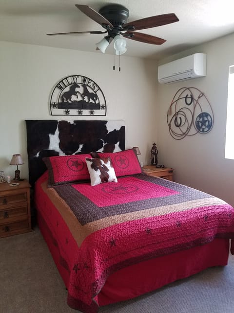 2nd bedroom - queen bed