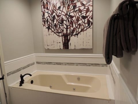 Combined shower/tub, jetted tub, towels