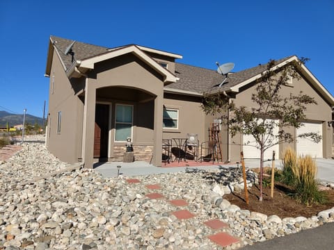 Front of Townhome, 1 car garage. Watch hummingbirds on Front patio!