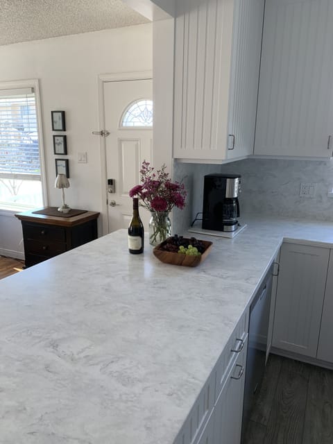 Large open peninsula between kitchen & living area