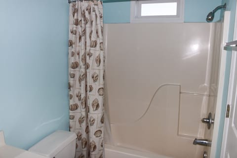 Combined shower/tub, hair dryer, towels