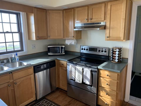 Kitchen. Dishwasher. Detergent provided