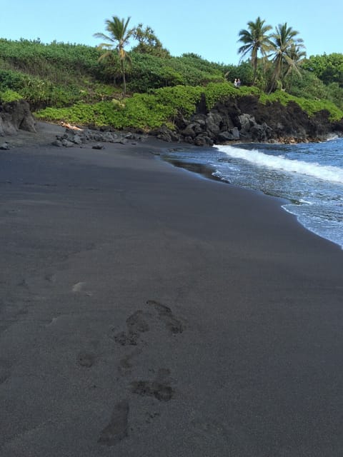 Beach nearby, sun loungers, beach towels