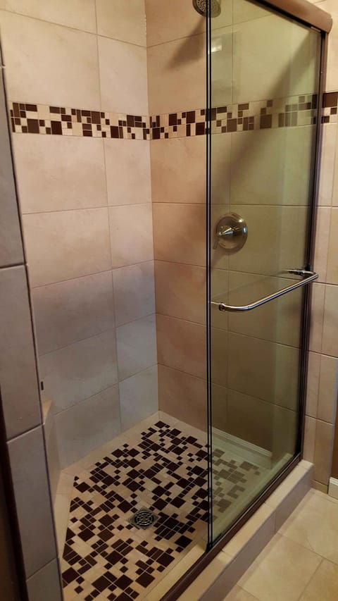 Large Shower w/ seat
