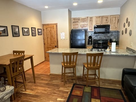 Private kitchen | Fridge, microwave, oven, stovetop