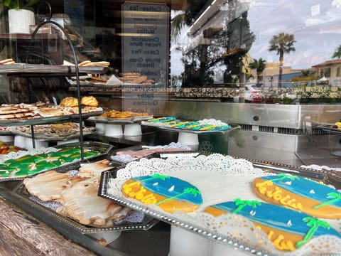 Many restaurants, and shops at walking distance!