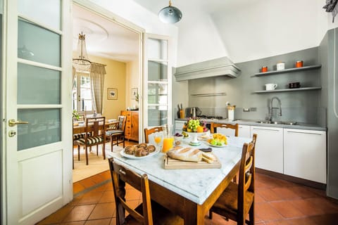 Fully Equipped Kitchen with gas stove