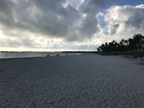 Beach nearby, sun loungers, beach towels