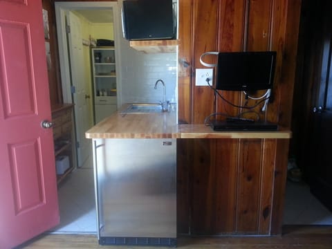 Cottage kitchenette, refrigerator w/icemaker, microwave, toaster, coffee
