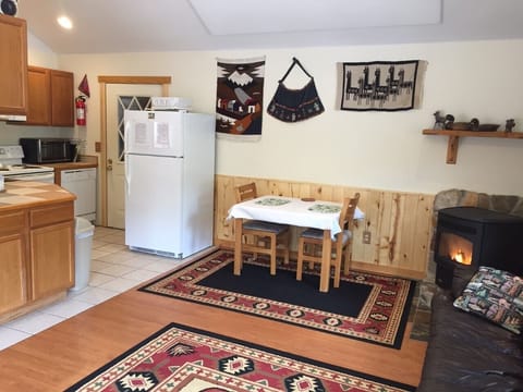 Dining area to seat 4