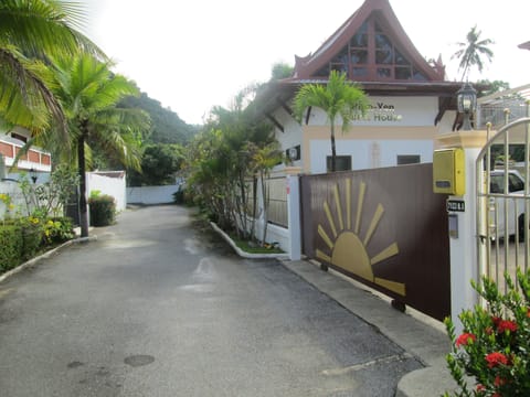 Dead end street. Entrance on right