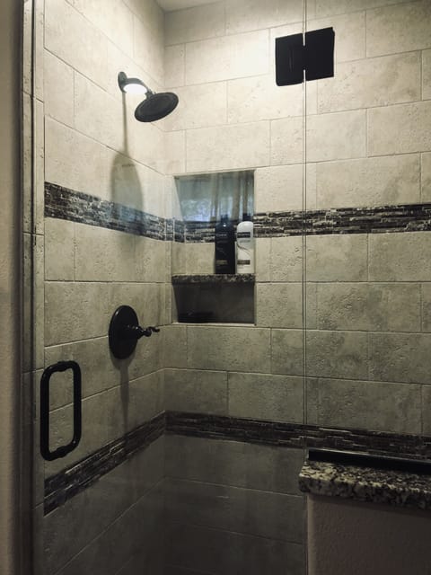 Combined shower/tub, jetted tub, hair dryer, towels