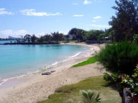 Beach nearby, sun loungers, beach towels