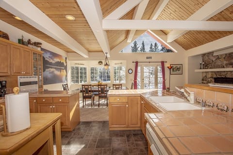 Trailside Escape Kitchen and Dining Area