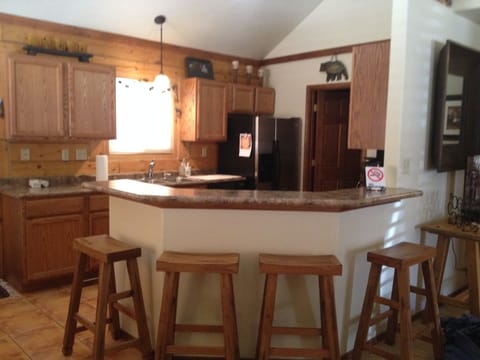 Breakfast bar dining for 4