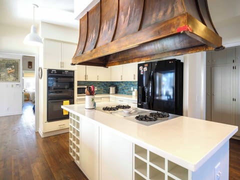 Fully equipped kitchen including in counter grill.