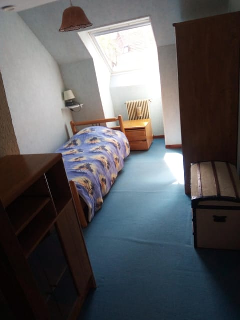 4 bedrooms, iron/ironing board, cribs/infant beds, internet