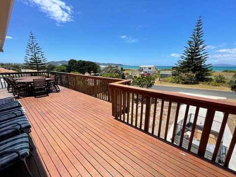 Dining for 12+ on front deck with chairs/loungers