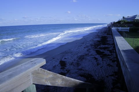 Beach nearby, sun loungers, beach towels