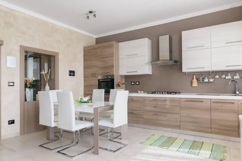 Living room with full equipped kitchen 