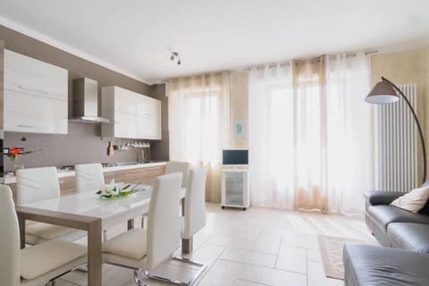 Living room with full equipped kitchen and balcony and smart monitor (NO RAI)

