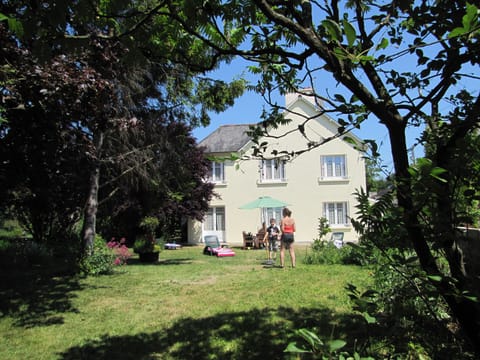 House and its enclosed garden, garden furniture, BBQ, play area