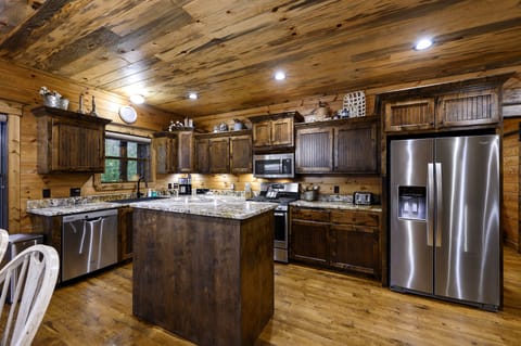 An island for extra prep room.