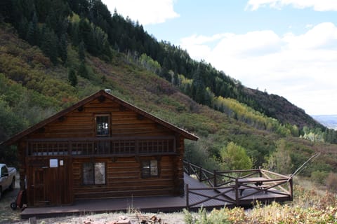 Breath taking views & quality built log home when you stay at Bear Claw Cabin