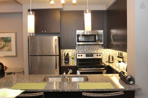 Beautiful & fully equipped gourmet kitchen 
