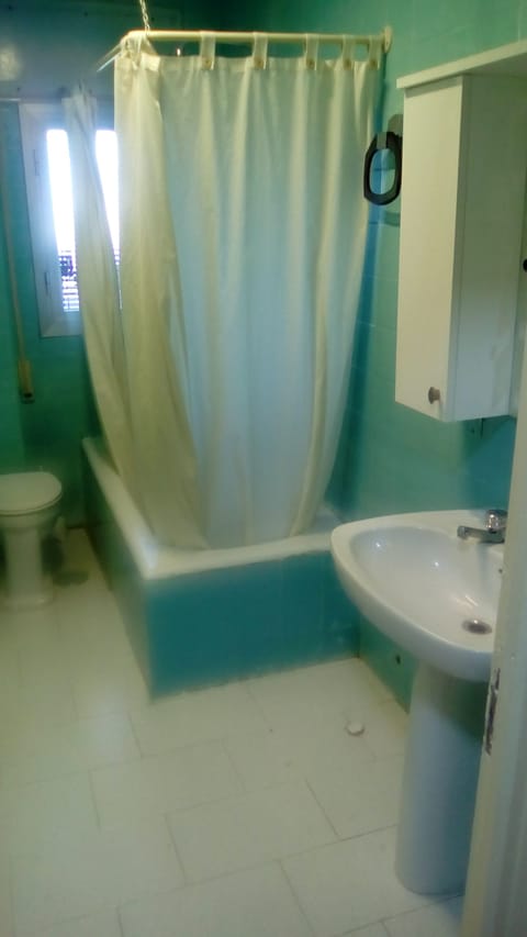 Bathroom | Combined shower/tub, soap, shampoo, toilet paper