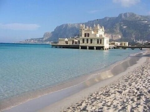 Beach nearby, sun loungers, beach towels