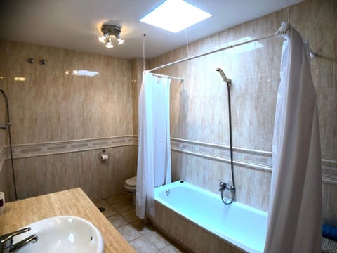 Combined shower/tub, hair dryer, bidet, towels