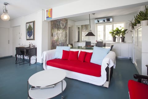 4th floor apt: living room / kitchen