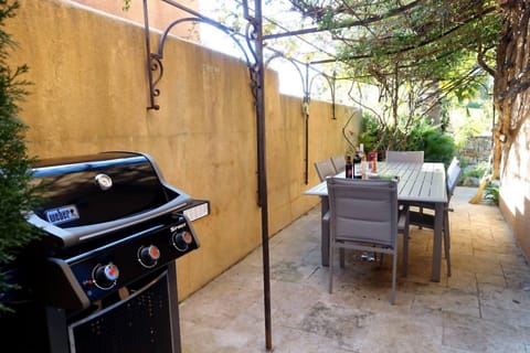 Fantastic barbeque area with Weber grill. Seating for 10 pers (extendable table)