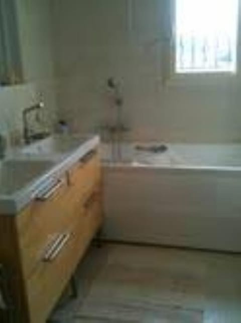 Bathtub, jetted tub