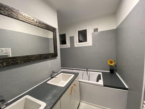 Combined shower/tub, jetted tub, hair dryer, towels