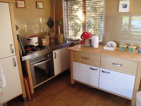 Fridge, oven, stovetop, coffee/tea maker