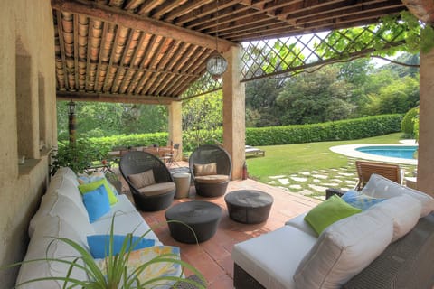 outdoor covered terrace