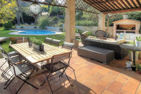 Outdoor cover eating area