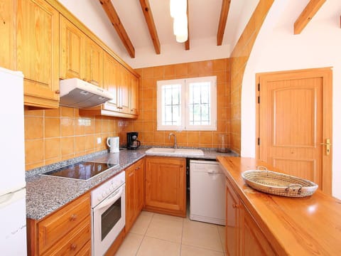 Countertop, Property, Room, Cabinetry, Furniture, Kitchen, Building, Ceiling, Interior Design, House