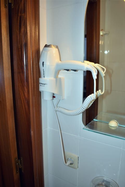 Bathtub, hair dryer, bidet, towels