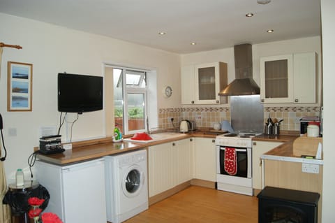 Bright open plan kitchen with view over furnished back patio area's.