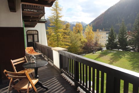  Large  terrace with garden furniture, table & chairs (21 m2)